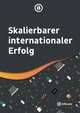 Text in bold: "Skalierbarer internationaler Erfolg." Der Hintergrund zeigt verschiedene Symbole, die mit Technologie und Geschäft zu tun haben, darunter Laptops, Kaffeetassen und Büromaterialien. Das Design umfasst einen Farbverlauf und ein Logo in der oberen Ecke.