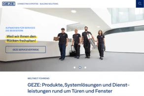 Vier Arbeiter in Uniformen gehen durch einen modernen Flur und tragen Kisten. Der Text hebt die Dienstleistungsangebote im Zusammenhang mit Türen und Fenstern hervor.