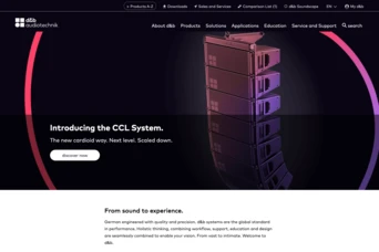 Das CCL-System von d&b audiotechnik wird präsentiert und zeigt einen Stapel von Audioequipment, das für Aufführungen konzipiert ist. Der Text hebt den innovativen Ansatz hervor und lädt die Nutzer ein, mehr über das Produkt zu erfahren.