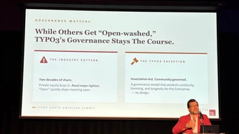 Ein Redner in einem roten Blazer präsentiert beim TYPO3 North America Summit und spricht über Governance und Community-Engagement. Der Text auf dem Bildschirm hebt wichtige Punkte zu Branchentrends und der Governance von TYPO3 hervor.