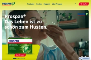 Eine Frau nimmt ein Produkt aus einer Box mit der Aufschrift "Prospan", die die Vorteile des Produkts zur Linderung von Husten bewirbt.