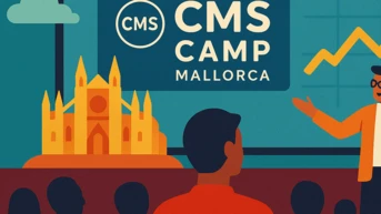 Ein Moderator in einer orangefarbenen Jacke deutet auf einen Bildschirm, auf dem "CMS Camp Mallorca" und ein steigendes Diagramm angezeigt werden, während das Publikum zuschaut. Auf der linken Seite der Szene ist ein stilisiertes Schloss zu sehen.