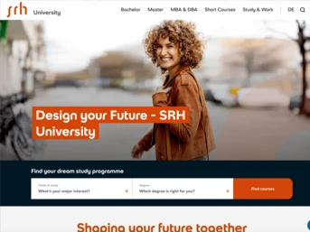 Junge Frau mit lockigem Haar, die beim Spazierengehen lächelt und die SRH Hochschule bewirbt, mit einem Fokus auf die Gestaltung der eigenen Zukunft und Studienprogramme.