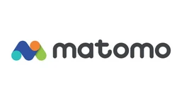 Logo mit dem Wort "matomo" in einer modernen Schriftart, begleitet von einem bunten geometrischen Design aus blauen, grünen und orangefarbenen Formen.