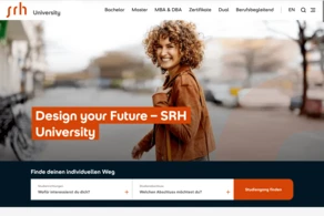 Eine lächelnde Frau mit lockigem Haar steht im Freien und wirbt für die SRH Hochschule mit dem Slogan „Gestalte deine Zukunft.“ Die Website bietet Informationen zu Studienmöglichkeiten.