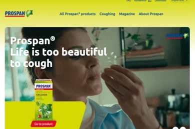 Frau in einer Küche gestikuliert, während sie ein Produkt mit der Aufschrift "Prospan® Kinder" hält. Der Text lautet: "Das Leben ist zu schön, um zu husten.